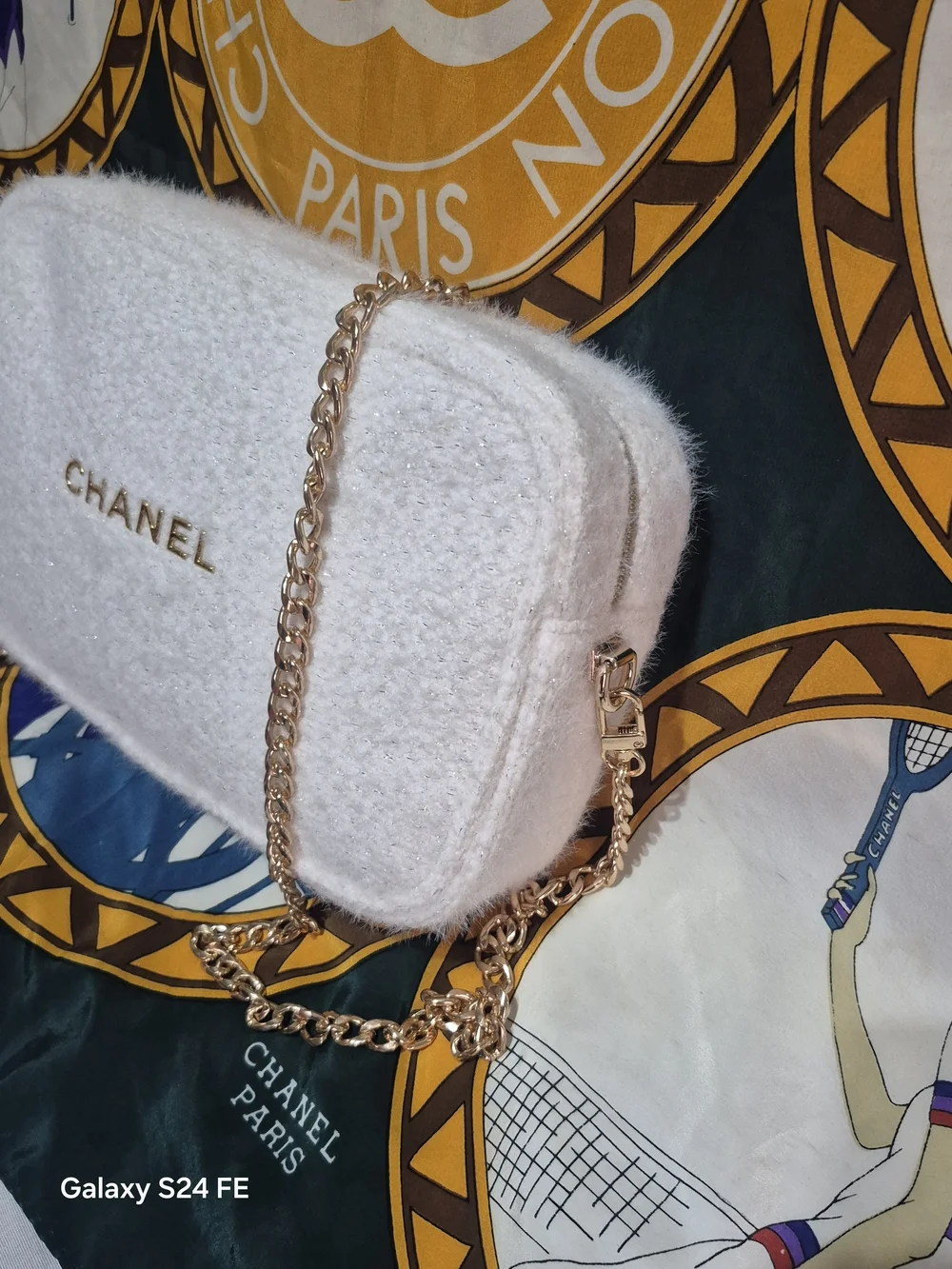 CHANEL White Tweed  Crossbody Bag with Chain